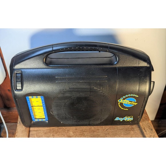 BayGen Freeplay Hand Crank Wind-Up Self Powered AM/FM/SW Portable Radio Tested - Picture 1 of 3